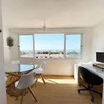 Panoramic Seaview - 2 Bedroom, Main Ave, 15 Min Walk Beach, Workspace アパート